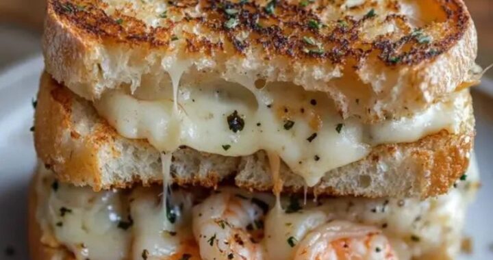 Cheesy Shrimp Melt on Garlic Bread – The Ultimate Irresistible Sandwich Recipe (3)