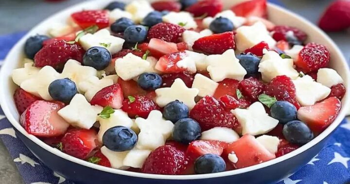 Easy Fruit Salad for Festive Occasions – A Colorful and Healthy Holiday Dish (1)