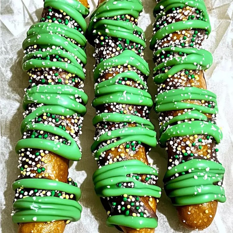 Quick Festive Green Chocolate Pretzels – Only 3 Ingredients Needed! (3)