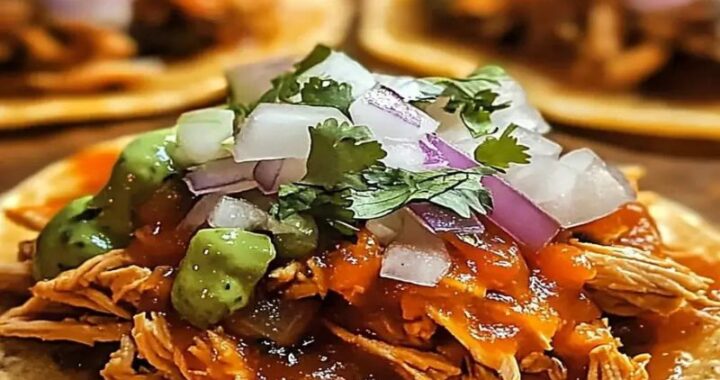 Authentic Chicken Tinga Tostadas – Easy and Flavorful Mexican Recipe (1)