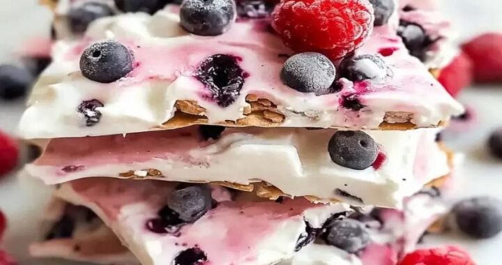 Best Huckleberry Frozen Yogurt Bark – Sweet, Tart, and Creamy in Every Bite (1)