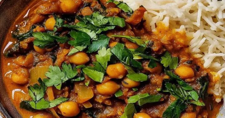 Quick & Creamy Pumpkin Chickpea Curry for Busy Weeknights (1)